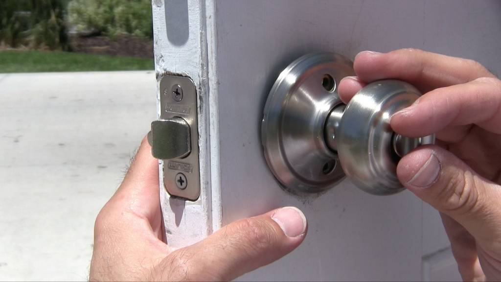 Odd Job Larry, How to Change a Door Knob and Lock Set